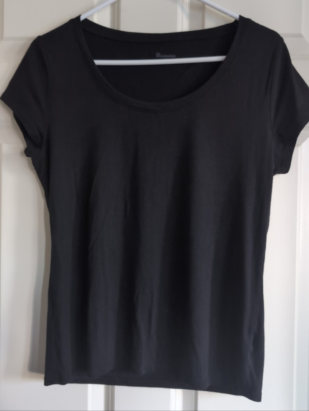 Black scoop neck fitted baby tee t-shirt in size L